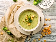 Рецепта Зеленчукова крем супа с тиквички, броколи и киноа